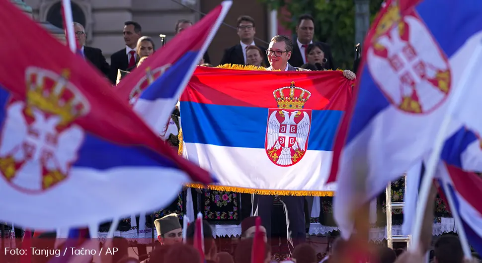 Вучић на Тргу републике развио српску заставу