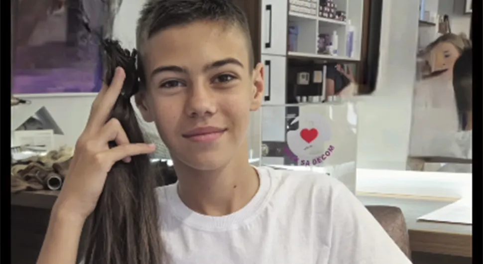 Алекса (14) се није шишао три године како би донирао косу за израду перика дјеци обољелој од карцинома