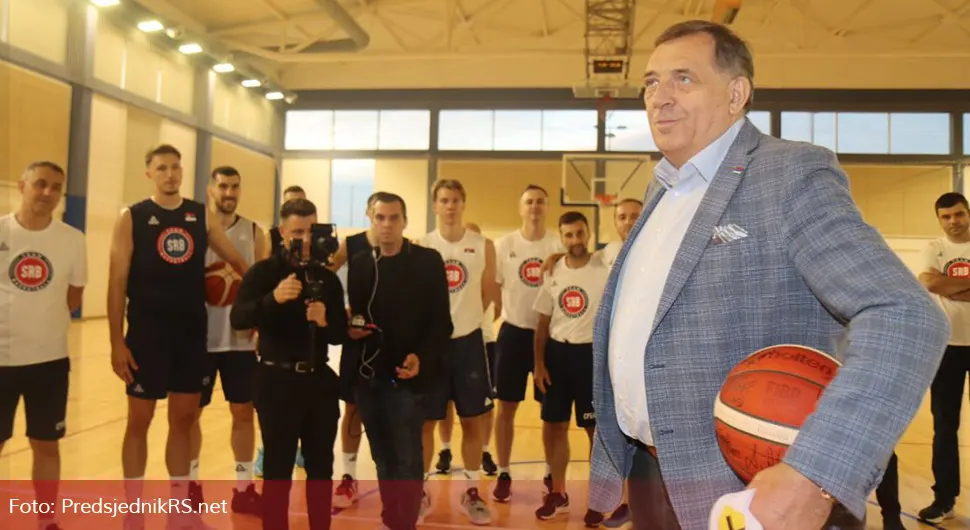 Dodik posjetio košarkaše Srbije u Staroj Pazovi