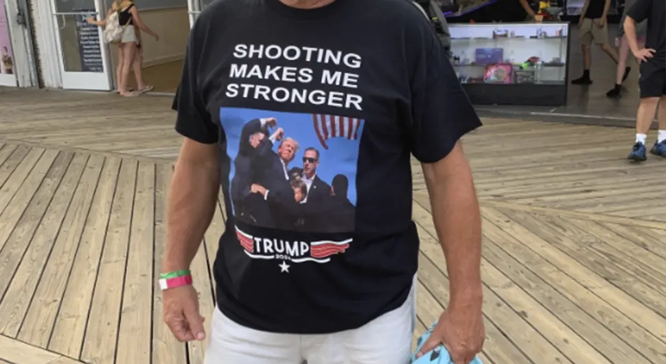 Počela prodaja majica sa fotografijama Trampovog atentata: Еvo šta piše na njima
