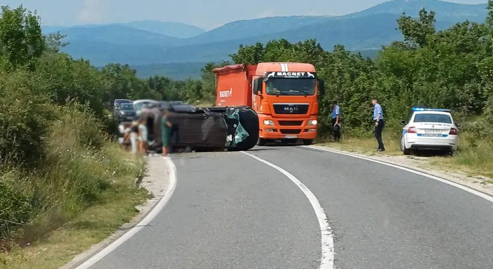 Prevrnulo se auto na putu Bileća - Gacko, saobraćaj otežan