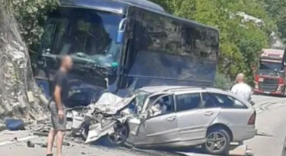 Jeziv sudar autobusa i mercedesa, poginuo muškarac