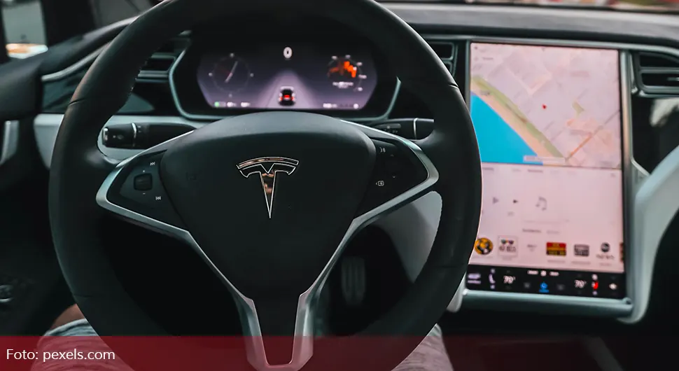 Tesla se zapalio nakon udesa, putnici izgorjeli do neprepoznatljivosti