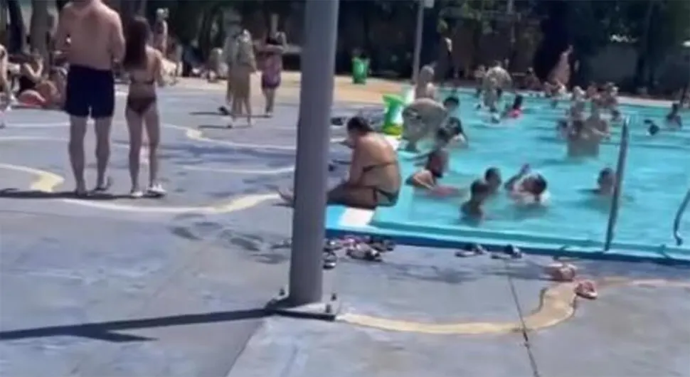 Žena uhvaćena u neprimjerenoj radnji na bazenu punom djece