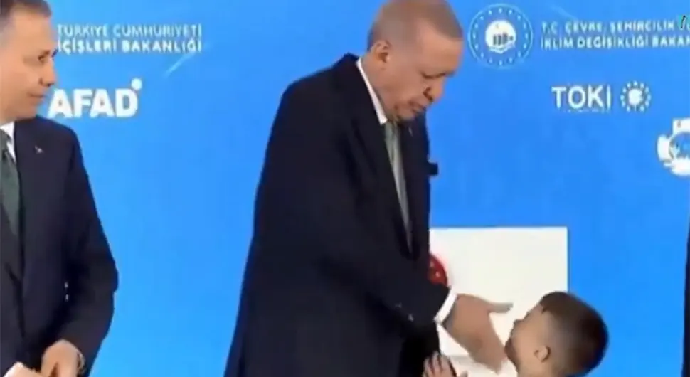 Скандал: Ердоган ошамарио дјечака јер му није пољубио руку