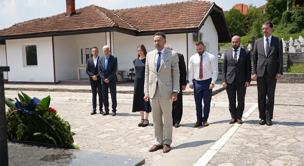 Kancelarija ЕU u BiH za ATV: U Bratuncu smo odali počast nevinim civilima