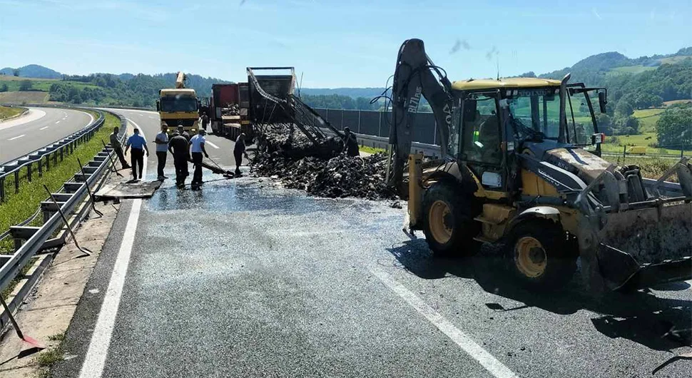 Detalji incidenta na auto-putu: Vozač otkačio prikolicu kada je vidio da gori