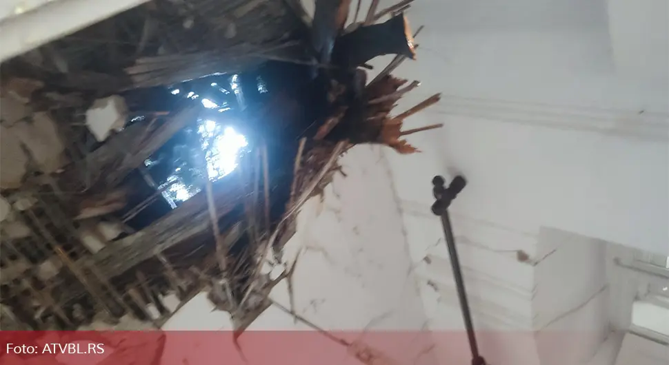 Страшне слике из Требиња након невремена: Дрво пало на кућу и пробило кров