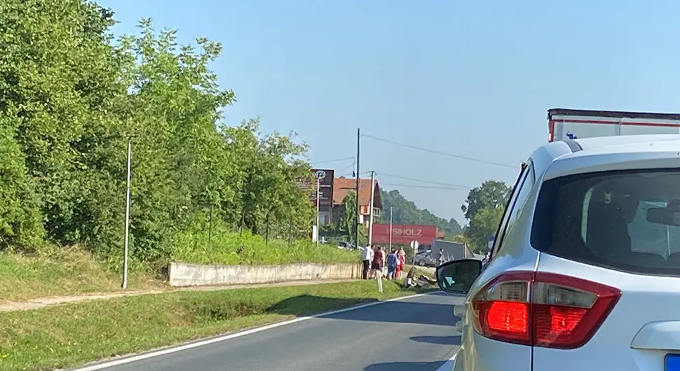 Nova nesreća u BiH: Dvoje povrijeđenih, ispali iz vozila poslije sudara
