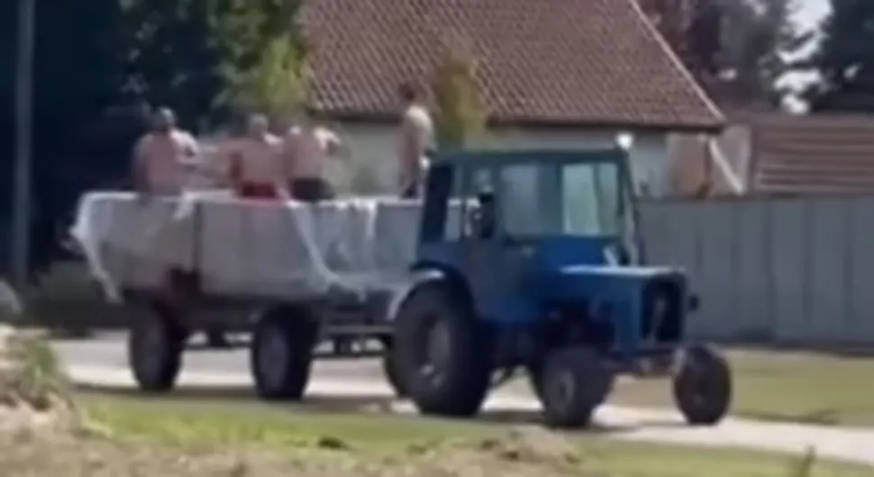 Srbima ni toplotni talas ne može ništa: Traktor i prikolica su dovoljni za sreću - VIDЕO