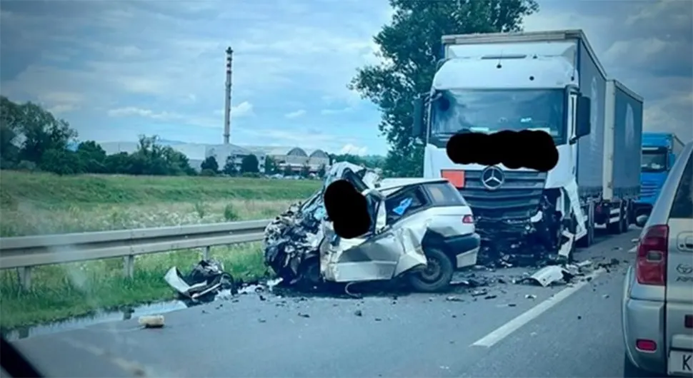 Камион самљео ауто, погинуо возач