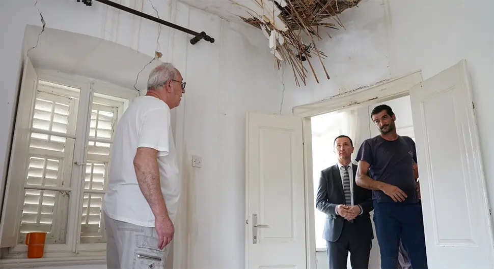 Ćurić obišao porodice kojima je stablo uništilo krov: Grad će biti na raspolaganju