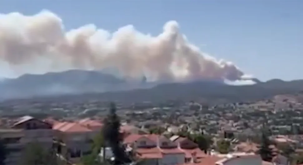 Gori kod Atine, stanovnicima naređena evakuacija