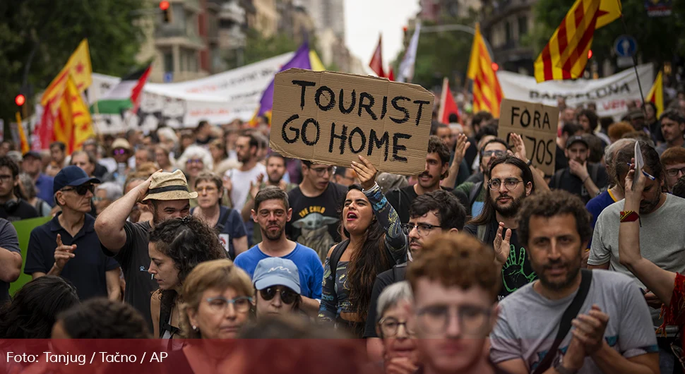 Хиљаде људи протестовало због масовног туризма