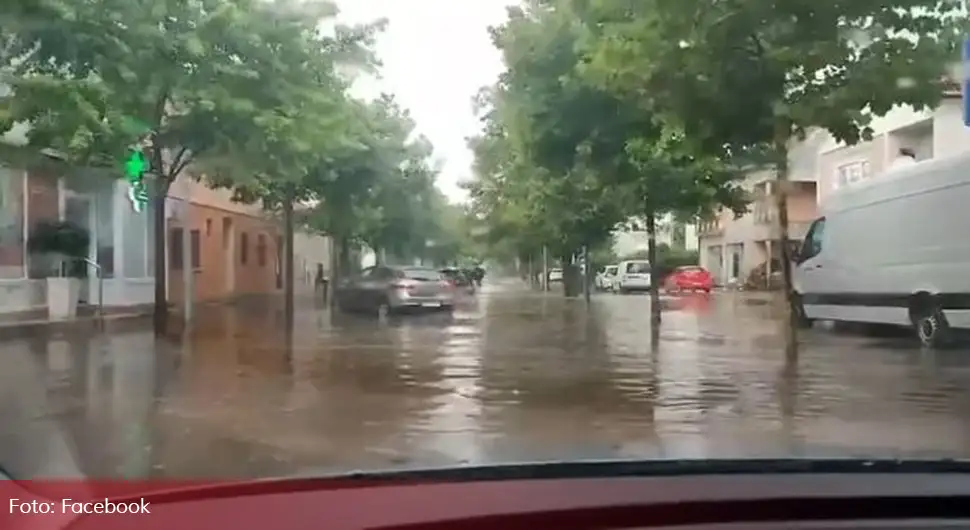 Наишла јака киша, улице под водом