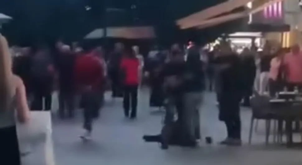 Погледајте снимак хаоса у Сарајеву: Мушкарци се туку док шетачи пролазе, један остао лежати на улици