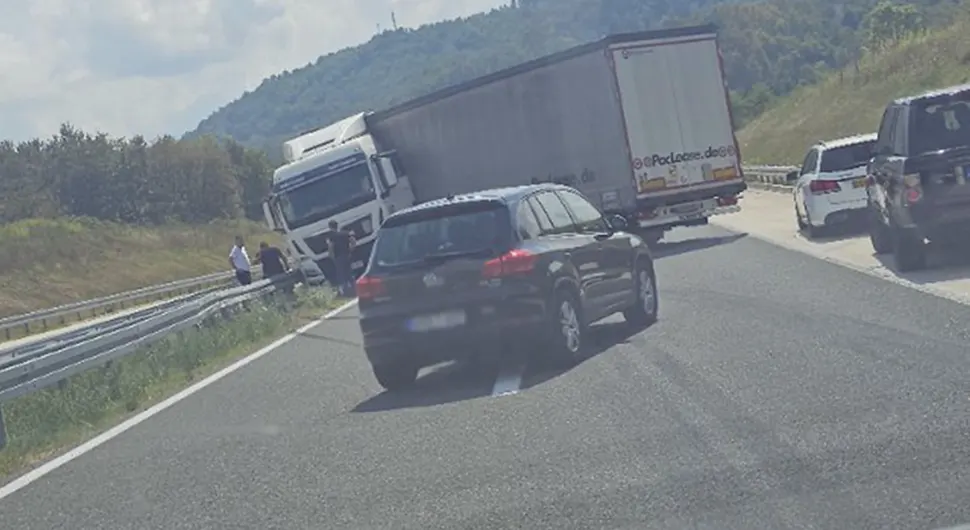 Kamion se popriječio na auto-putu, otežan saobraćaj