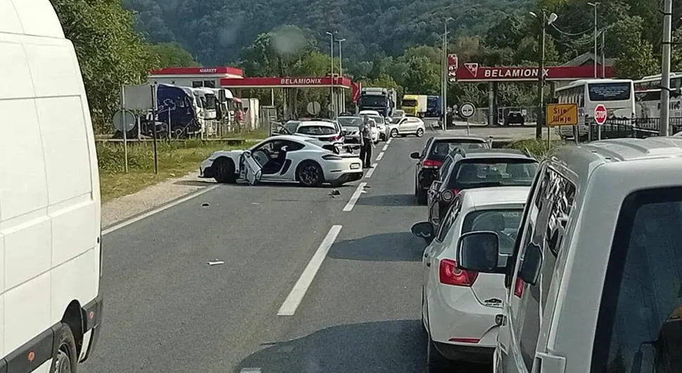 Krš i lom na putu, dijelovi automobila rasuti po cesti