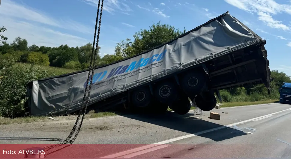 Ogromna gužva: Pogledajte kolonu nastalu zbog prevrtanja kamiona