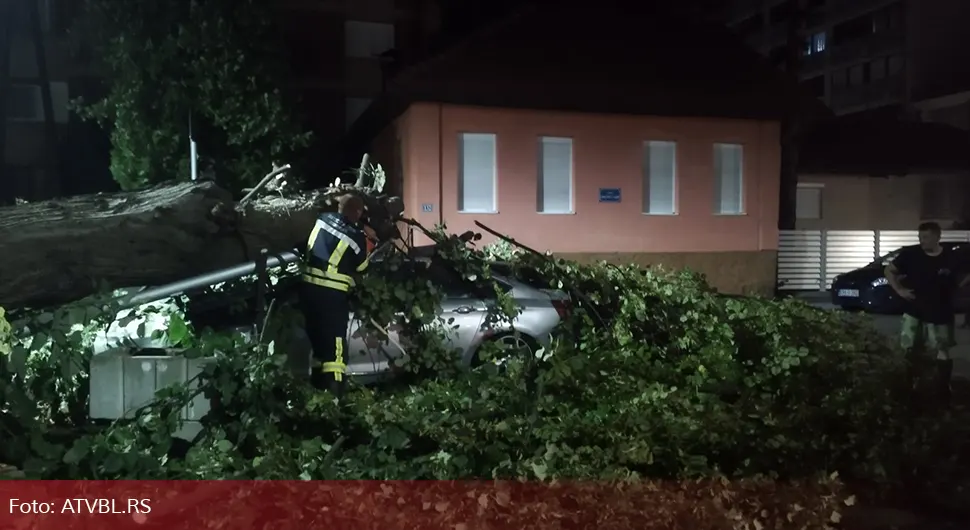 Oštećena vozila, krovovi kuća, oboreno drveće - Nevrijeme u Zvorniku napravilo veliku štetu