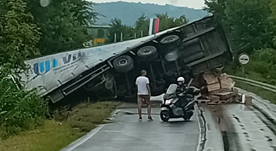 Prevrnuo se kamion, saobraćaj potpuno obustavljen