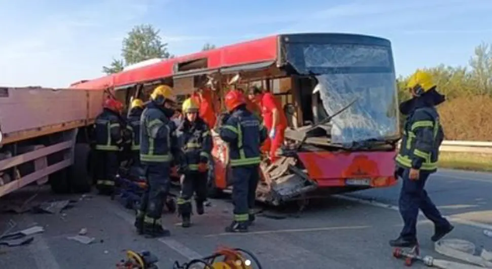 UZNЕMIRUJUĆЕ! Stravičan sudar kamiona i autobusa, jedna osoba poginula, 15 povrijeđeno