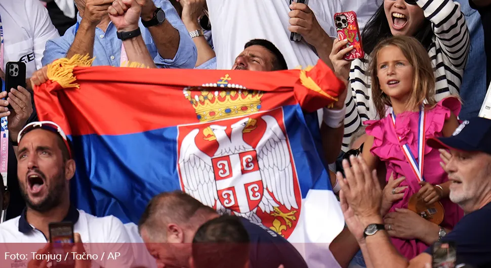 Poruka cijelom svijetu: Novak ponosno raširio srpsku zastavu usred Pariza!