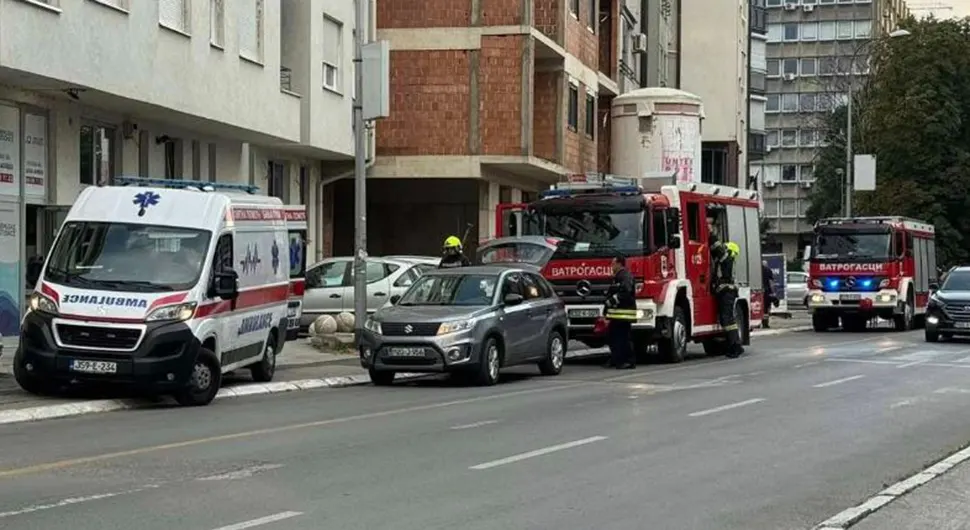 Radnici Se Zaglavila Ruka U Valjku Za Peglanje