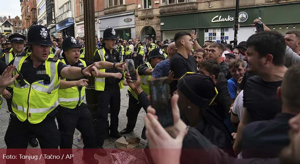 Britanija na korak do totalnog haosa, protesti protiv migranata sve nasilniji - Muslimani oružjem brane džamije