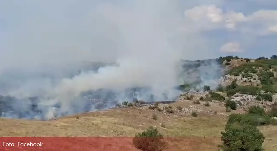 Helikopteri Srpske i Srbije gase požar kod Gacka