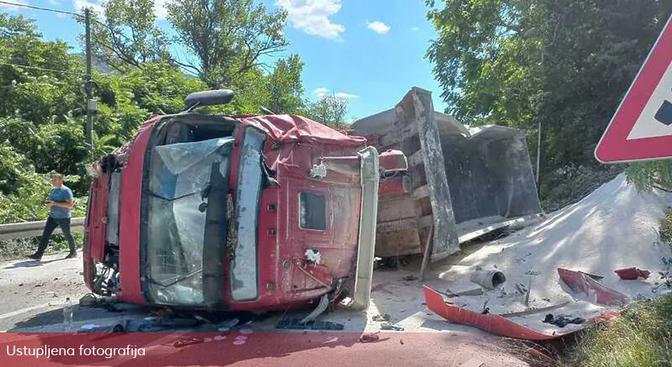 На магистралној цести код Бање Луке преврнуо се камион