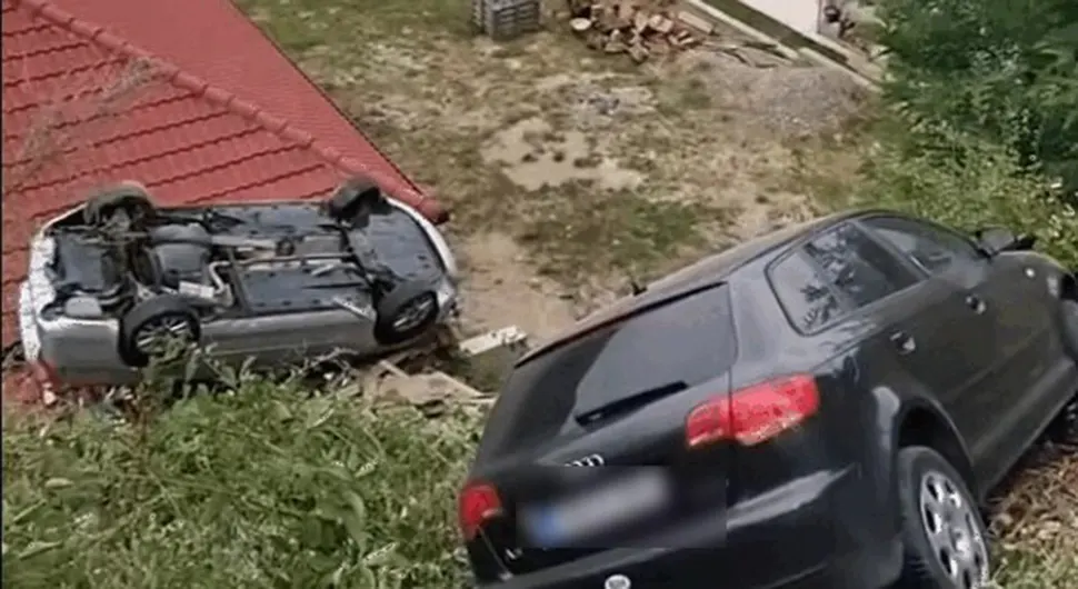 Još jedna teška saobraćajka u BiH - Automobilima sletjeli u provaliju, jedan završio na krovu vikendice