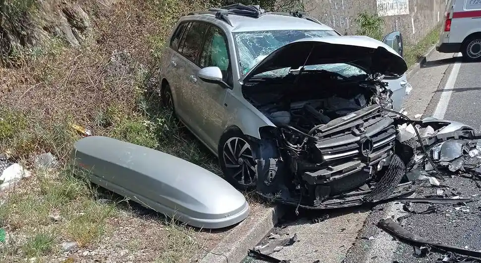 Jeziva saobraćajka - vozilo uništeno, saobraćaj obustavljen