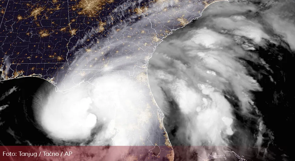 Ураган потопио Флориду: Оркански вјетрови руше све пред собом