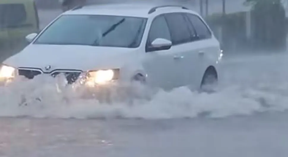 Jako nevrijeme u Makarskoj, ulice pod vodom