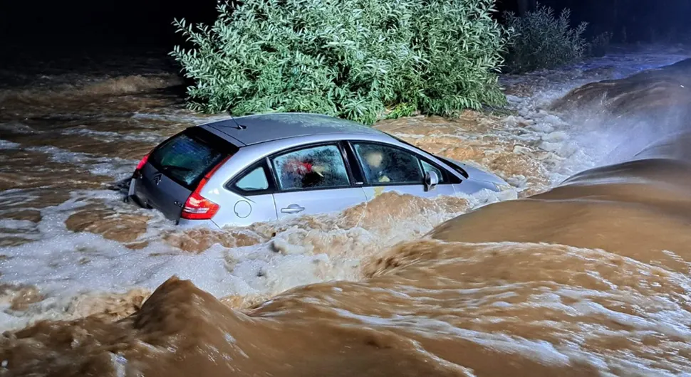 Bujica u Poljskoj odnijela vozilo sa roditeljima i djecom