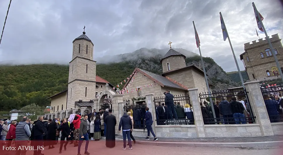 Patrijarh Porfirije osveštava Hram Svetog Nikolaja Čudotvorca u manastiru Rmanj; Prisustvuje Dodik