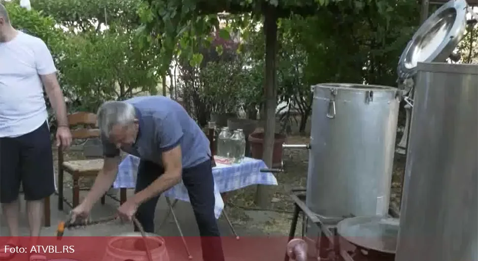 U kazanu od medicinskog uređaja za sterilizaciju peče rakiju od aronije, kivija, lubenice...