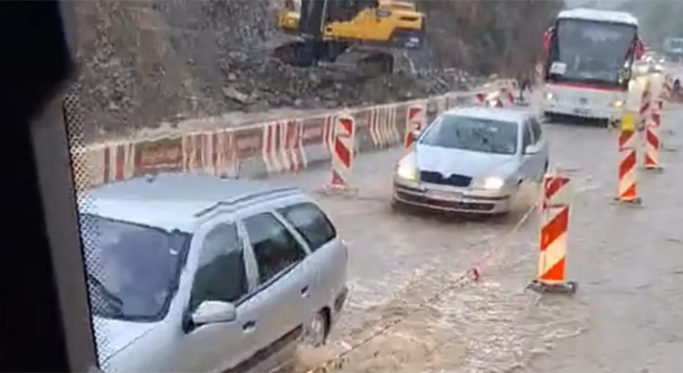 Хаос у Црној Гори: Улице под водом, поплављен и дио Јадранске магистрале