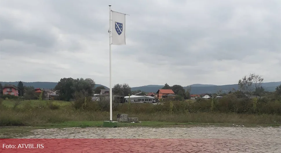 Nova provokacija iz FBiH: U Spomen-parku Garavice kod Bihaća postavljena ratna zastava