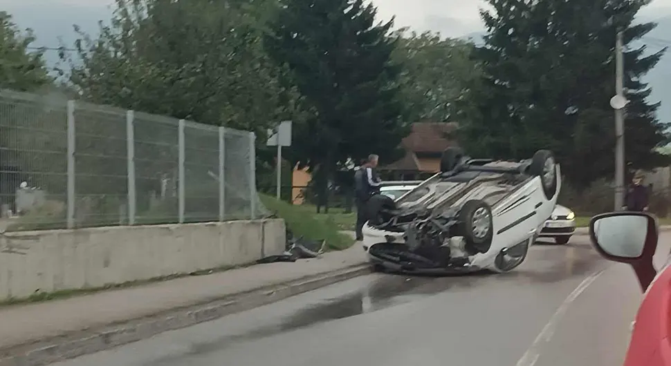 Saobraćajka u BiH: Automobil završio na krovu, ima povrijeđenih