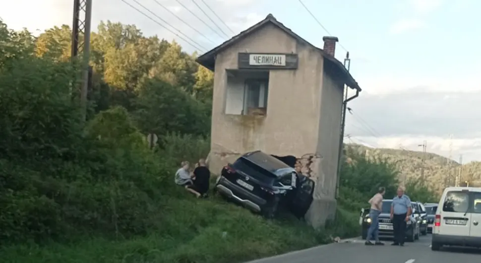 Teška saobraćajka kod Čelinca, auto se zabilo u objekat ŽRS