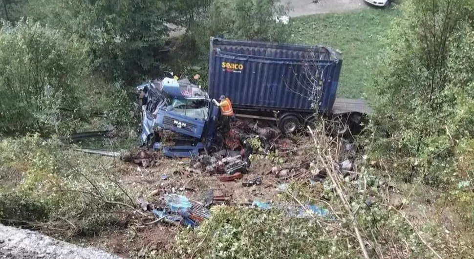 Vozilo uništeno - Teška nezgoda u BiH, kamion sletio u provaliju