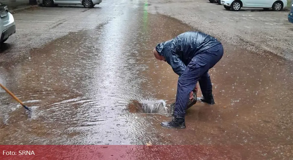 Voda ušla u nekoliko podruma u Trebinju, odvijanje saobraćaja otežano