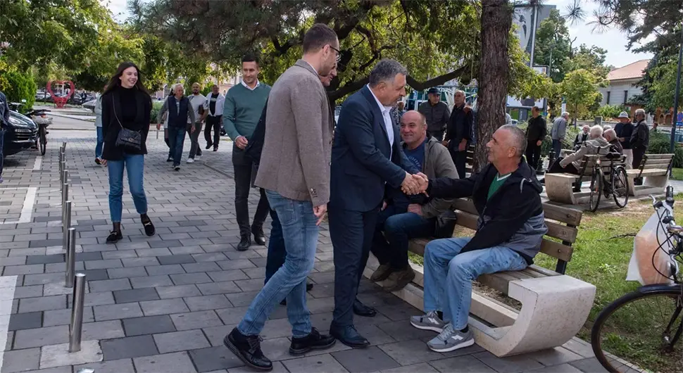 Lazić i kandidati SNSD-a prošetali Bijeljinom: Biću sa narodom, neću biti 'kancelarijski' gradonačelnik