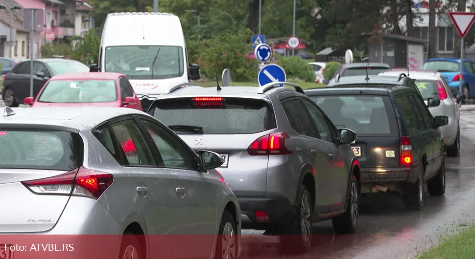 Ponedjeljak i kiša dovoljni za novi saobraćajni kolaps u Banjaluci