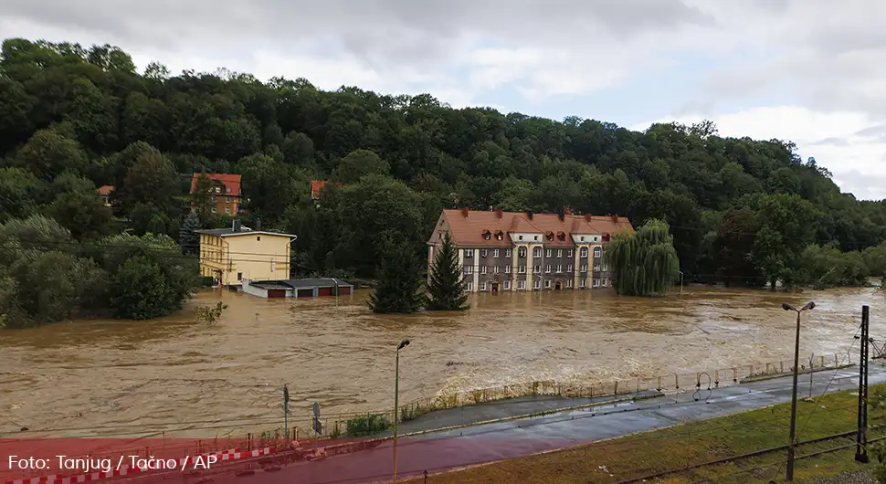 Jezive poplave odnose živote: Stradalo najmanje pet ljudi!