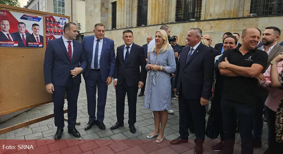 Dodik zalijepio prvi plakat: Pobjeda u Banjaluci zove se Nikola Šobot