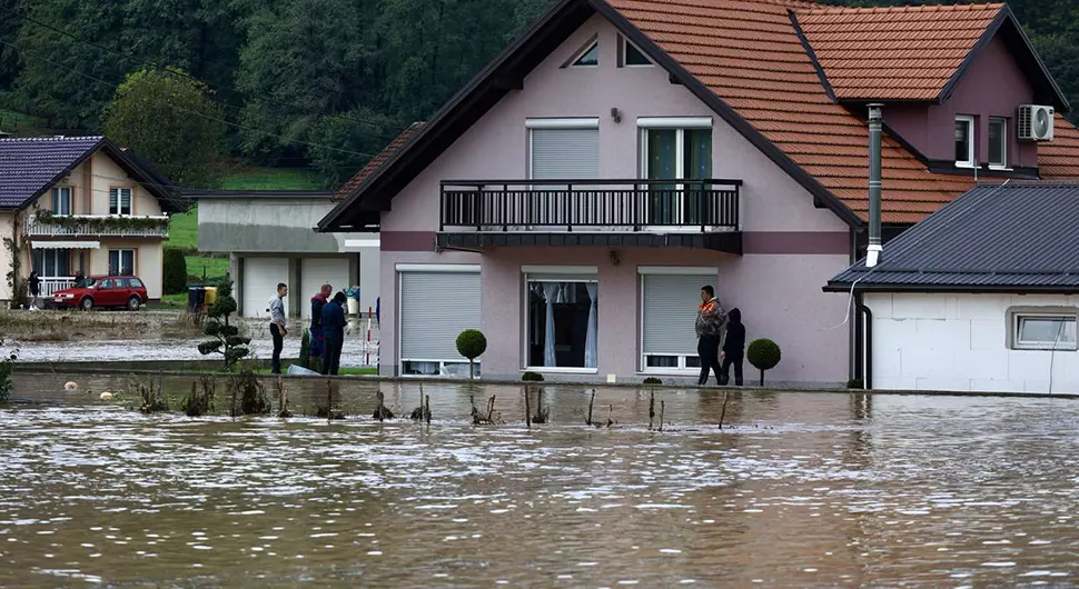 Борба са поплавама у Кисељаку: Мјештани избацују воду из кућа