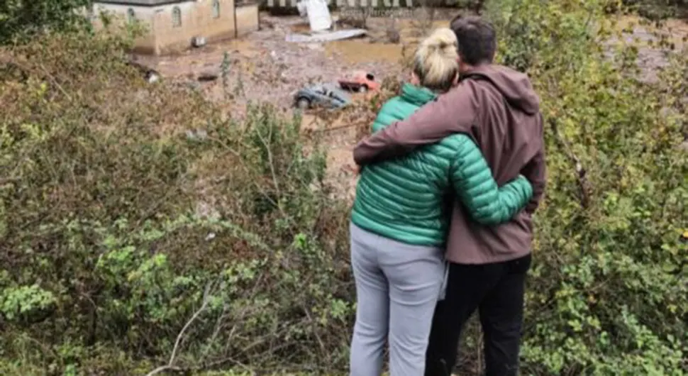 Brat i sestra zagrljeni gledaju kako im je sve nestalo: Uspomene, djetinjstvo, krov i otac